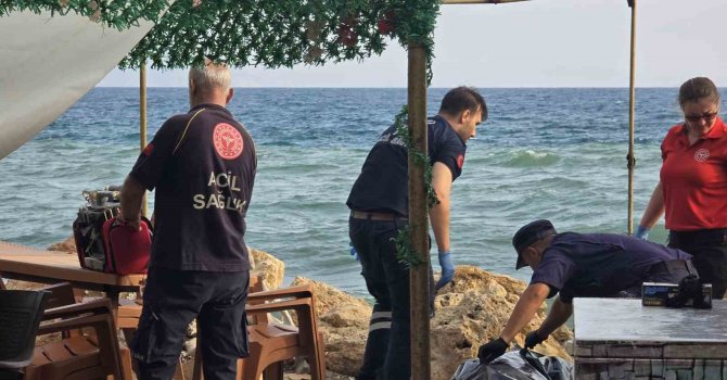 Denize giren 79 yaşındaki yaşlı adamın cansız bedenini kayalıklara savruldu