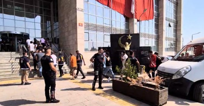 Mersin’deki fuhuş operasyonunda gözaltına alınan şüphelilerden 19’u tutuklandı