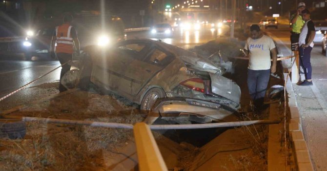 Hatay’da otomobil aydınlatma direğine çarptı: 4 yaralı