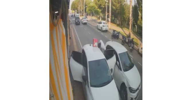 Otomobilden malzeme indiren market çalışanına araba çarptı