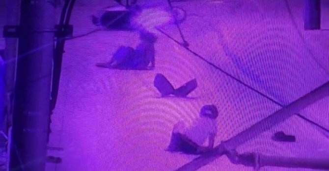 Tramvay durağına çarpan motosikletteki 2 kişi yaralandı