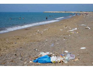 Çardaklardan arındırılıp özgürleştirilen  Kumköy sahili şimdi de çöplerle boğuşuyor