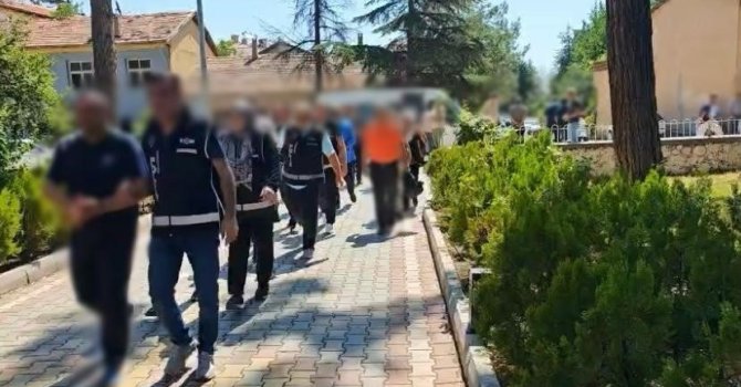 Burdur merkezli 3 ilde düzenlenen operasyonla uyuşturucu ve fuhuş çetesi çökertildi
