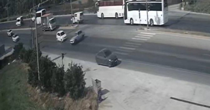 Manavgat’ta otomobilin U dönüşü sonrası kaza anı kamerada