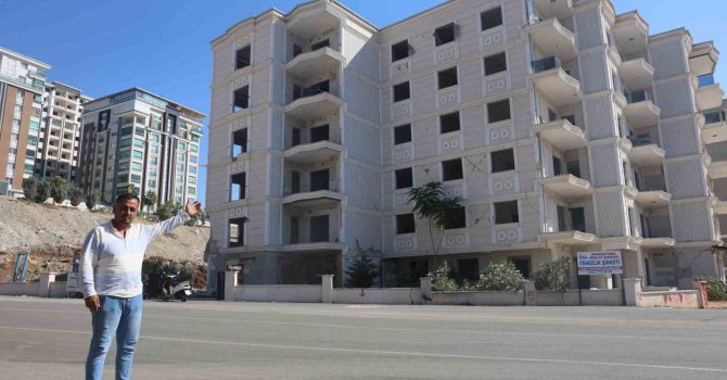 Canını hiçe sayıp ağır hasarlı binaya giren vatandaşın, yıkım öncesi yavru köpeği kurtardığı anlar kamerada