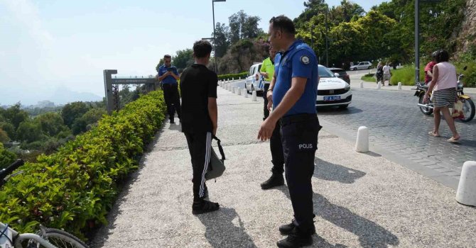 Virajı alamayan 2 çocuk bisikletle 5 metre yükseklikteki varyanttan çalılıklara düştü