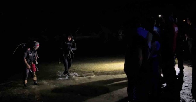 Irmağa kaçan topu almak isterken akıntıya kapılan lise öğrencisi gözlerden kayboldu