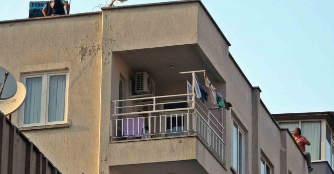 Karısına kızıp çatıya çıktı, itfaiye erlerine köşe kapmaca oynattı