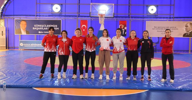 Büyükşehir’in kadın güreşçileri Milli Takım için ter dökecek