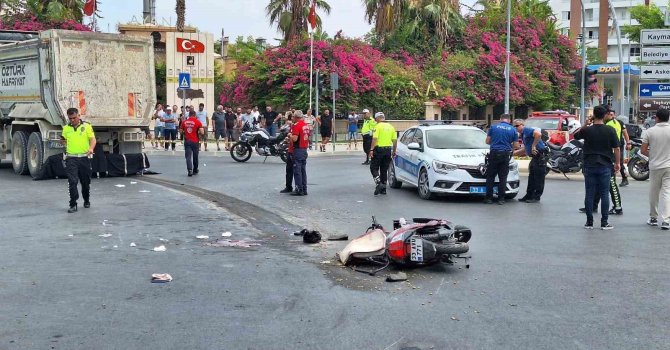 Tarsus’ta kamyon ile motosiklet çarpıştı: 1 ölü, 1 yaralı