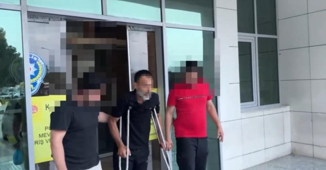 Polisi gören torbacı damdan atlayıp ayağını kırdı