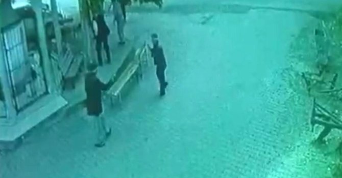 Bir elinde baston diğer elinde silahla köylülere kabusu yaşattı