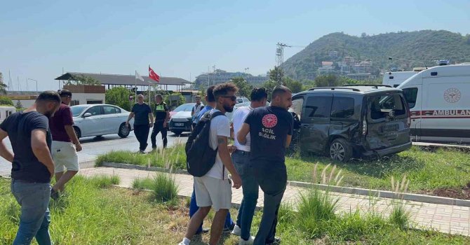 Tur minibüsü ile hafif ticari araç çarpıştı: 2 yaralı