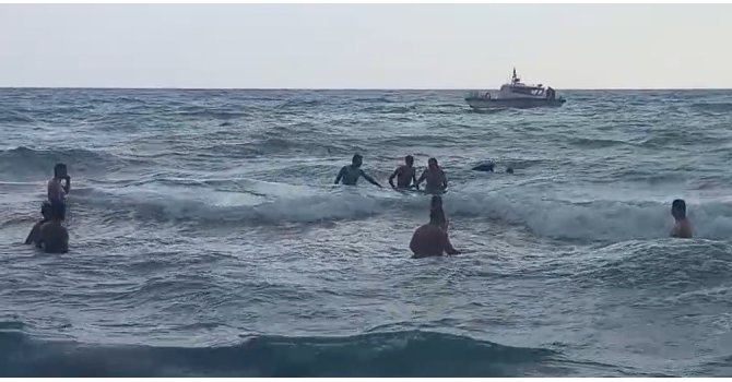 Denize giren yabancı uyruklu şahsın boğulma tehlikesi yaşadığı anlar kamerada