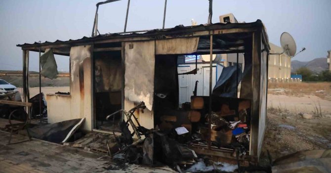 Alevlere teslim olan konteyner iş yeri kullanılamaz hale geldi