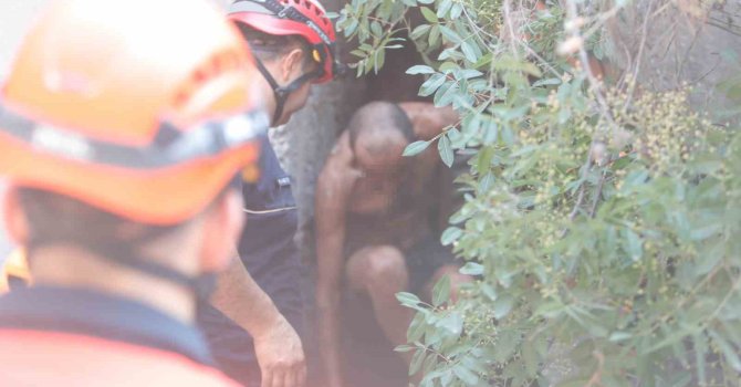 15 metreden yuvarlanıp iki kaya arasındaki oyuğa düştü, operasyonla kurtarıldı