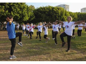 Mersin’de sabah sporları deniz kenarında yoğun ilgiyle devam ediyor