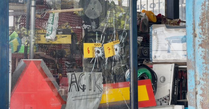 Isparta’da hırdavatçı dükkanı kurşunlandı