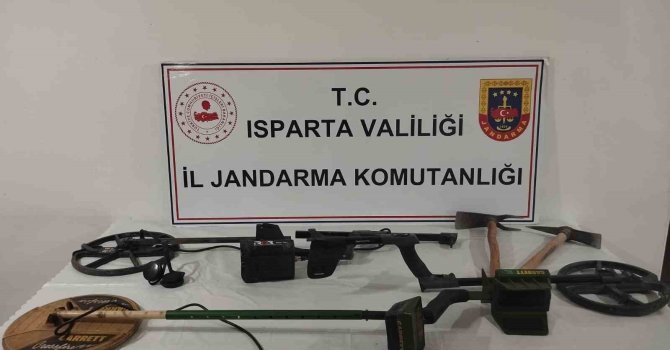 Eğirdir’de şüphelenilen 4 kişiden kazma ve dedektörler ele geçirildi
