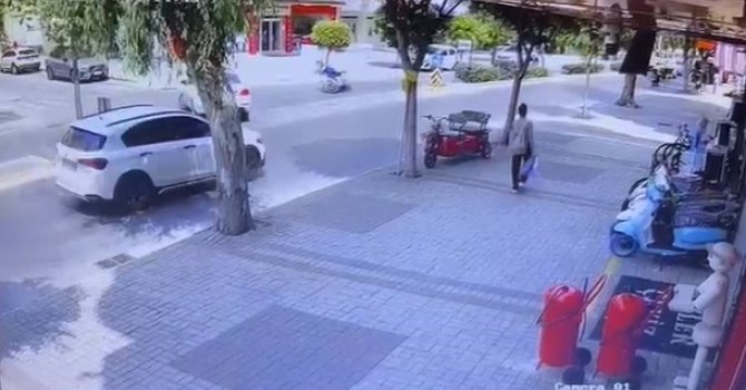 Önüne çıkan otomobili görünce motosikletiyle birlikte yola savruldu