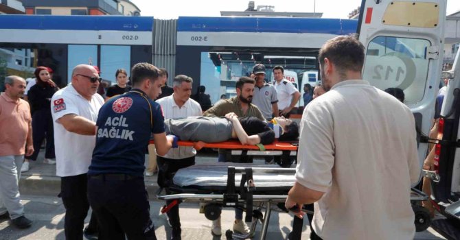 Tramvayın çarptığı genç kız yaralandı