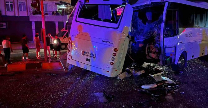 Antalya’da 3 midibüs birbirine girdi, ortalık savaş alanına döndü: 6 yaralı
