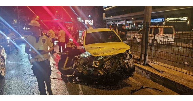 Refüjdeki bariyerlere çarpıp hurdaya dönen araçtan burnu bile kanamadan çıktı
