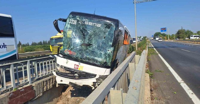 Antalya’da kaza yapan tur otobüsü, köprüden düşmek üzereyken durabildi