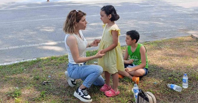 Arabasını kenara çekerek babaları için ağlayan çocukları sakinleştirdi