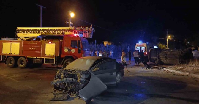 Kavşakta otomobiller çarpıştı: 3 yaralı