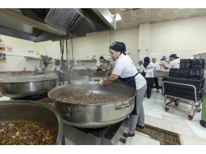 Mersin’de her gün bin 900 haneye sıcak yemek ulaştırılıyor