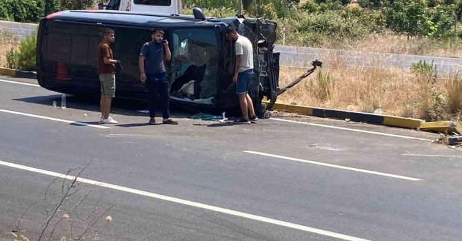 Alanya’da karşı şeride geçen hafif ticari araç ticari taksiyle çarpıştı: 1 yaralı