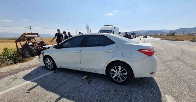 Burdur-Fethiye kara yolunda traktör ile otomobil çarpıştı: 5 yaralı