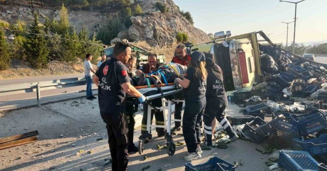Virajı alamayan sebze yüklü kamyon refüje devrildi: 1 yaralı