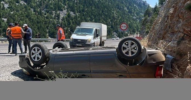 Akseki’de otomobil yoldan çıkıp takla attı: 2 yaralı