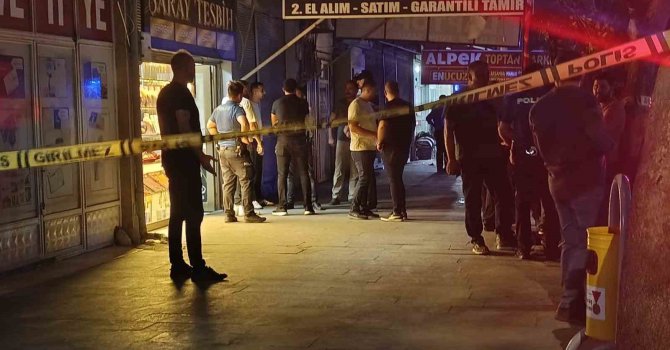 Yemek yerken çıkan tartışmada karısını öldürdü