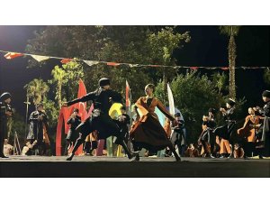 Kemer’de Gürcü dans topluluğunun gösterisi izleyenleri hayran bıraktı