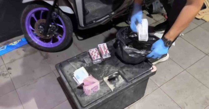 Oto galericiye baskında 74 bin uyuşturucu hap ve 401 bin TL ele geçirildi