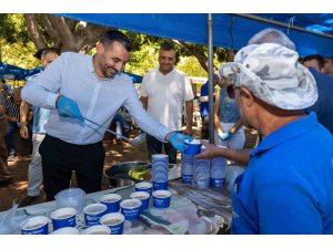 Manavgat’ta vatandaşlara aşure ikram edildi