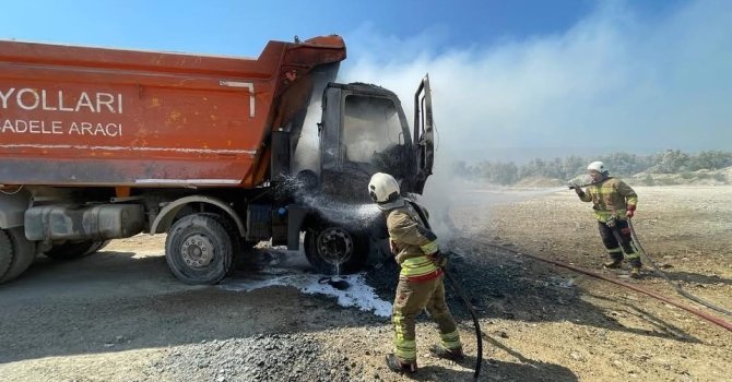 Hatay’da ağır tonajlı kamyonda çıkan yangın söndürüldü