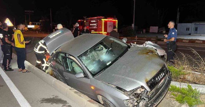 Burdur’da aydınlatma direğine çarpan otomobil alev aldı: 2 yaralı