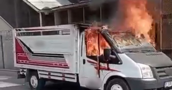 Adana’da park halindeki iki araç yandı