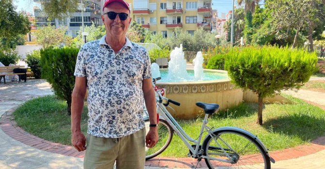 Bisikletiyle şarkı söyleyerek gittiği sahilde hırsızların kurbanı olmuştu, gelen hediyeyle tekrar şarkı söylemeye başladı