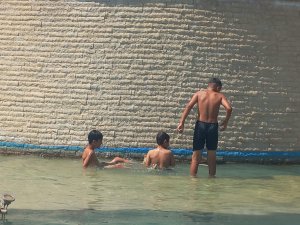 Antalya’da sıcaklık artışı devam ediyor, vatandaşlar sahile akın etti