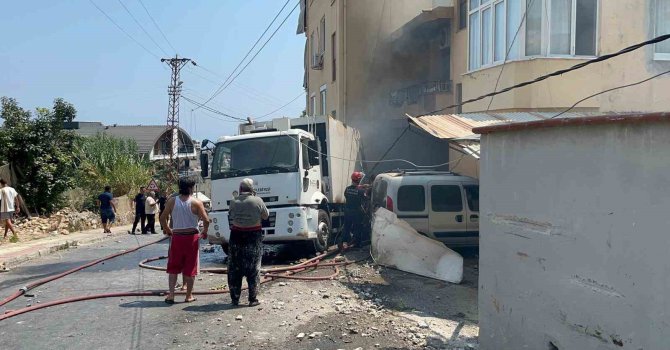 Antalya’da freni boşalan çöp kamyonu 2 aracı ezdi