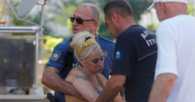 Yanan evini gören kadın baygınlık geçirdi, kedisi oksijen maskesiyle kurtarıldı