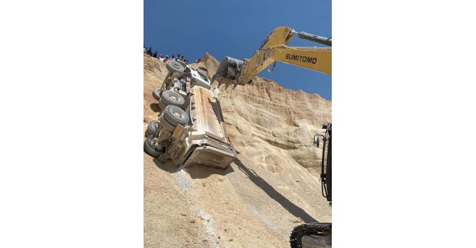 Hatay’da kum ocağında çalışan kamyon devrildi: 1 yaralı