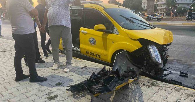 Antalya’da ticari taksi ile otomobil çarpıştı: 5’i turist 7 yaralı