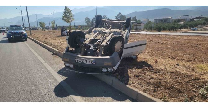 Takla atarak ters dönen otomobilin sürücüsü yaralandı