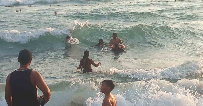 Denizde akıntıya kapılan 3 kız çocuğunun ölümle, yaşam arasındaki mücadele anları kamerada